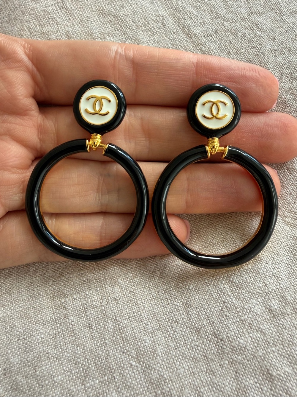 🖤CHANEL Black and White Hoop Earrings with Gold CC Emblem🖤 - Picture 5 of 11